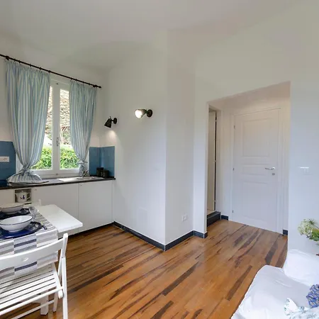 Vernazza Apartments *