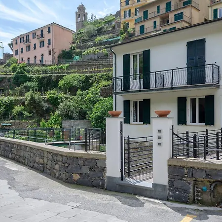 Vernazza Apartments *