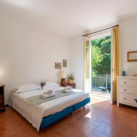 Vernazza Apartments *