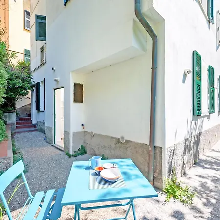 Vernazza Apartments *