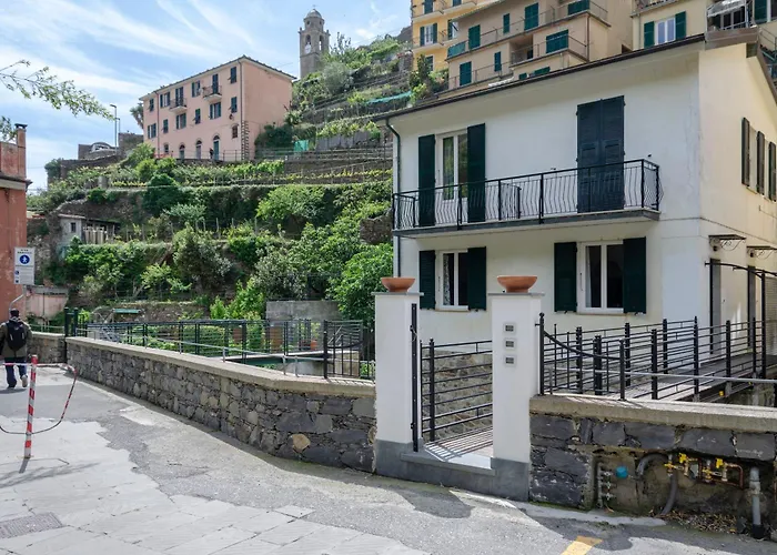 Vernazza Apartments *
