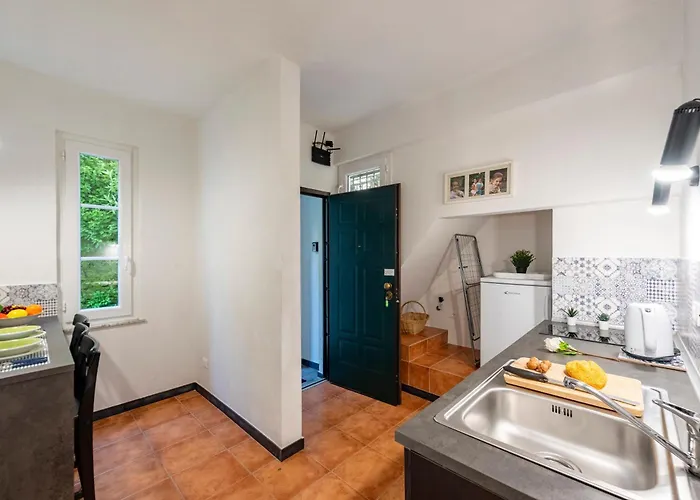 Vernazza Apartments *