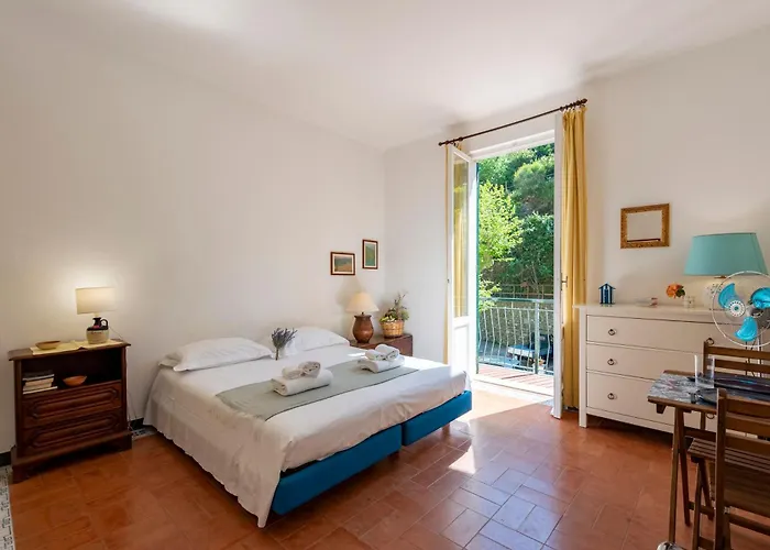 Vernazza Apartments *