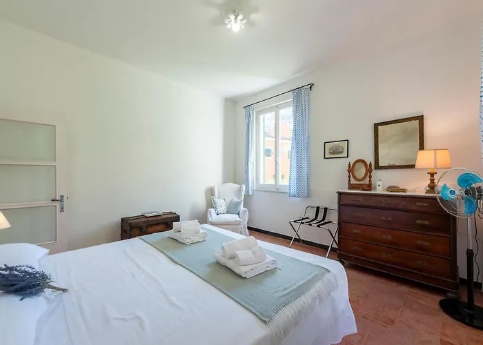 Vernazza Apartments *